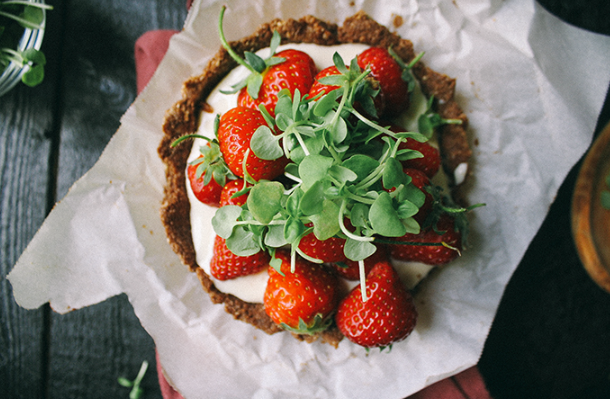 Erdbeertorte mit frischen Microgreens